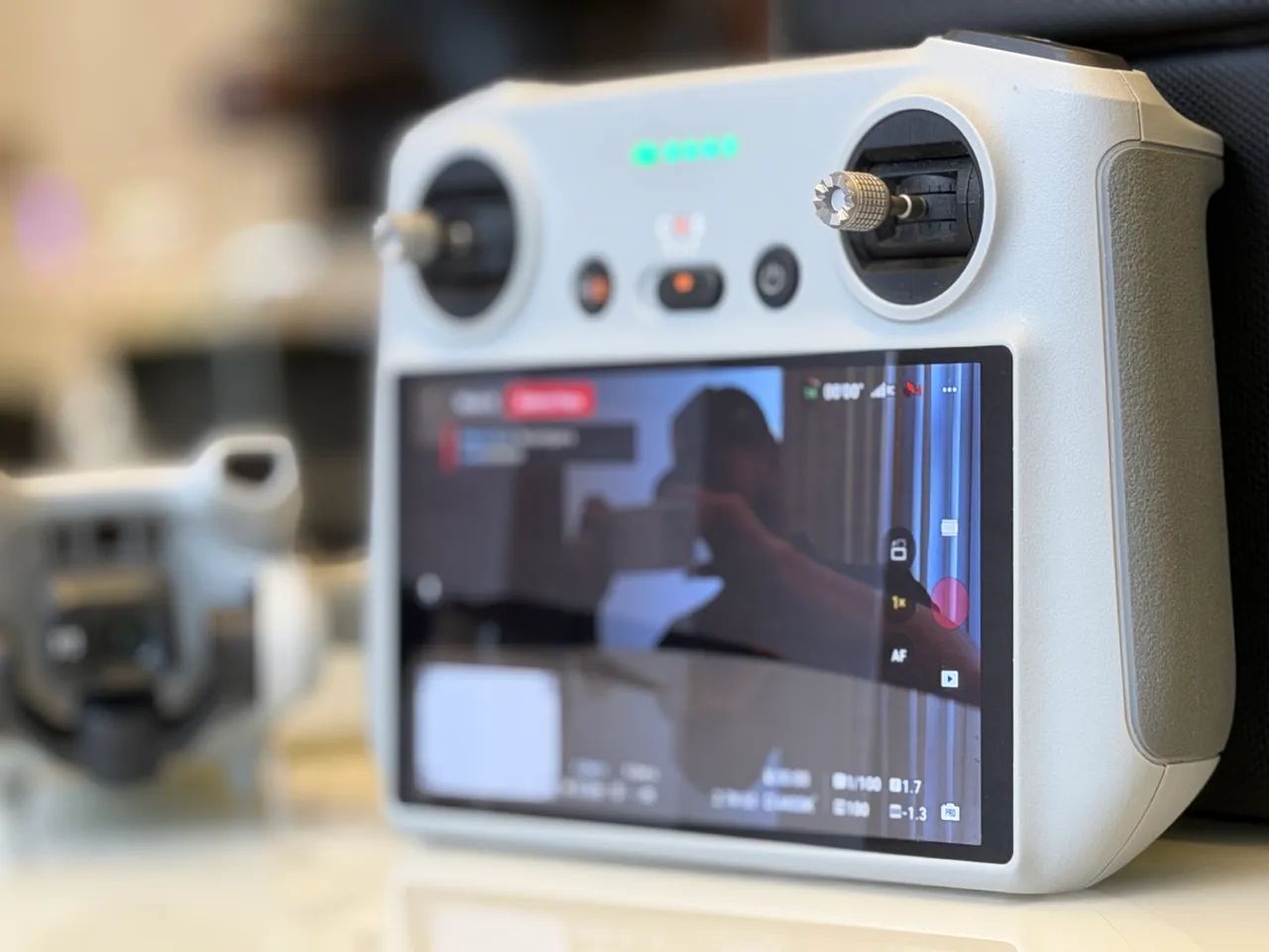 Drone DJI Mini 3 Pro Kit Completo 3 Baterias Controle com Tela Estado de Novo - Foto 6