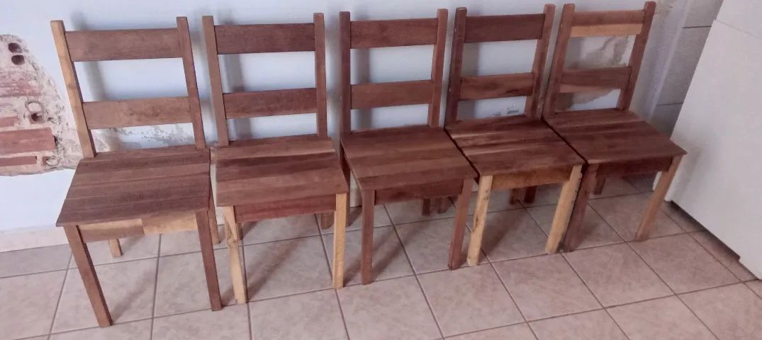 Mesa em madeira com 05 cadeiras. - Foto 4