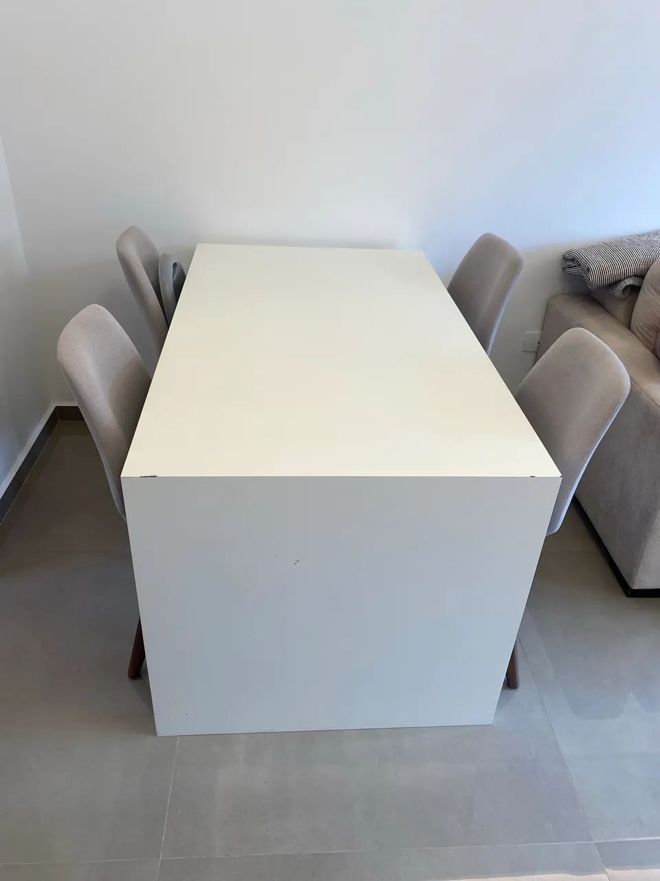 Lacquered 4-Seat Table64842834727811123