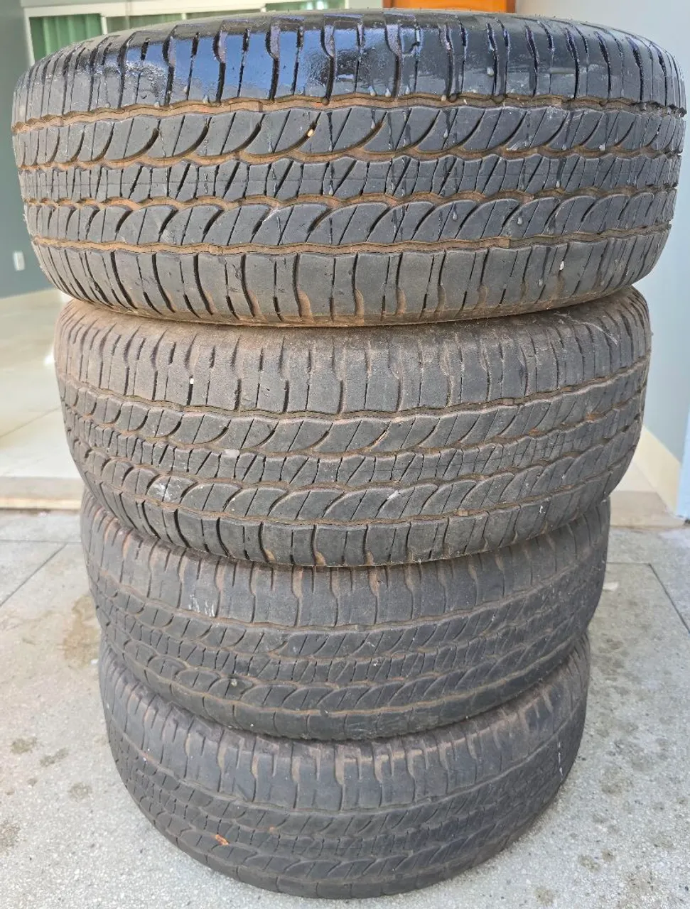 VENDO JOGO DE PNEUS ARO 205/60/R16 MICHELIN