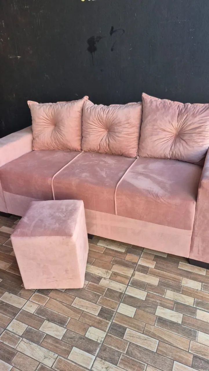 Sofá 3 lugares com puff rosa