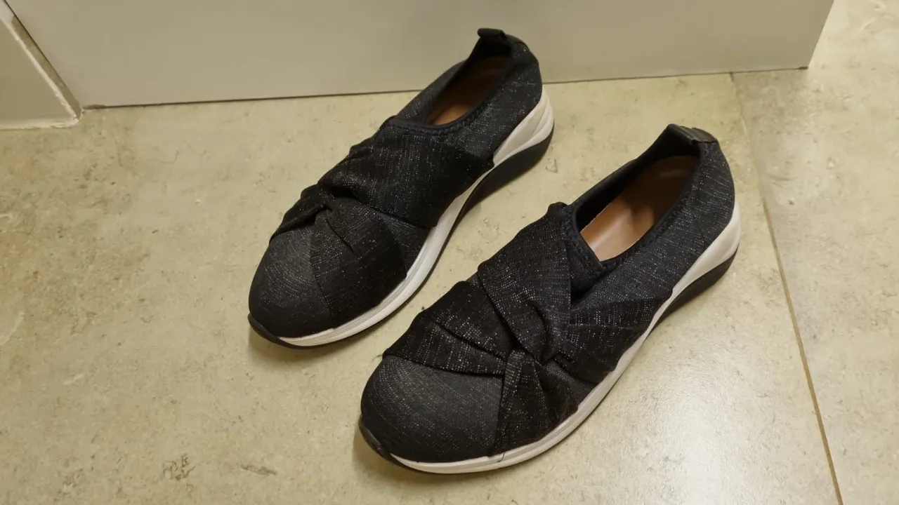 Tênis Slip On Feminino Preto com Detalhe