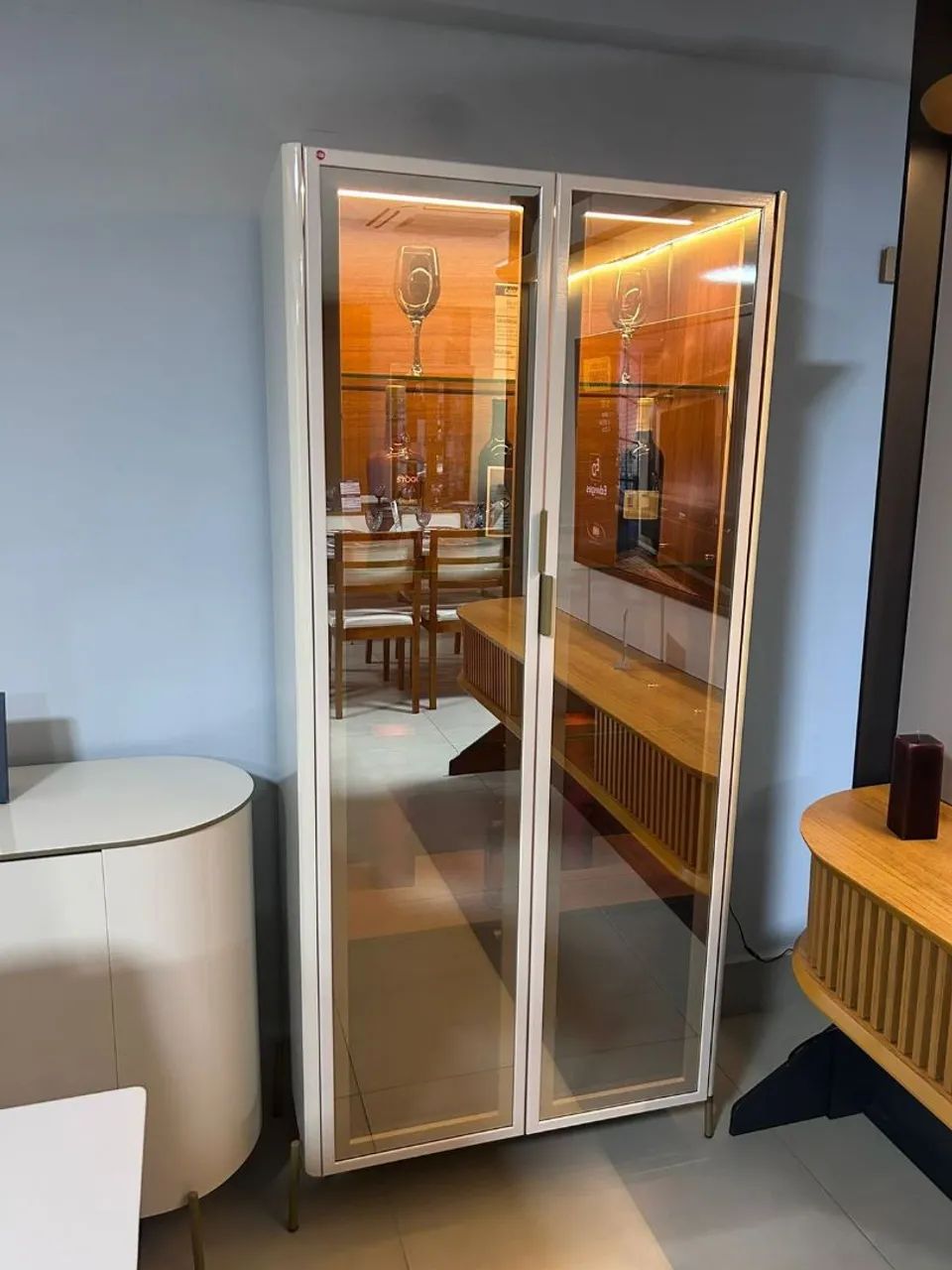 Cristaleira Elegante com Design Moderno