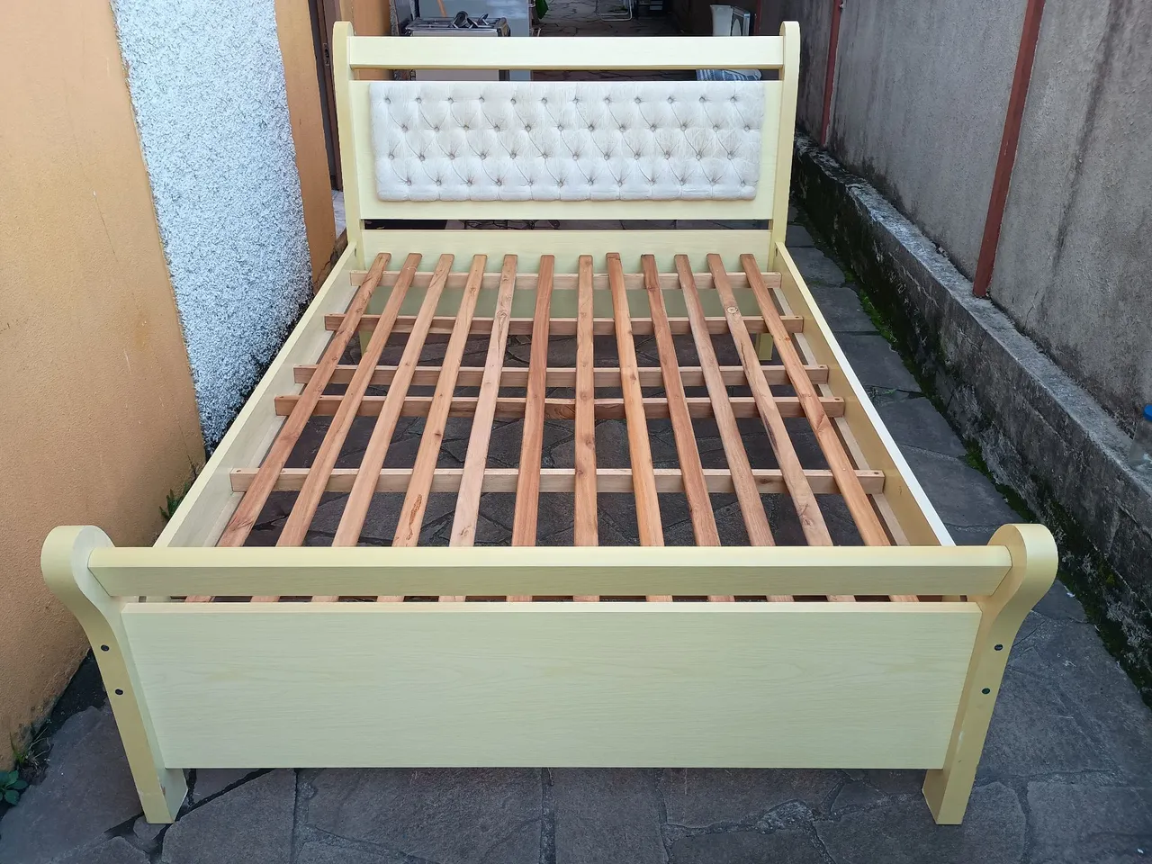 Cama de Casal em MDF e madeira.