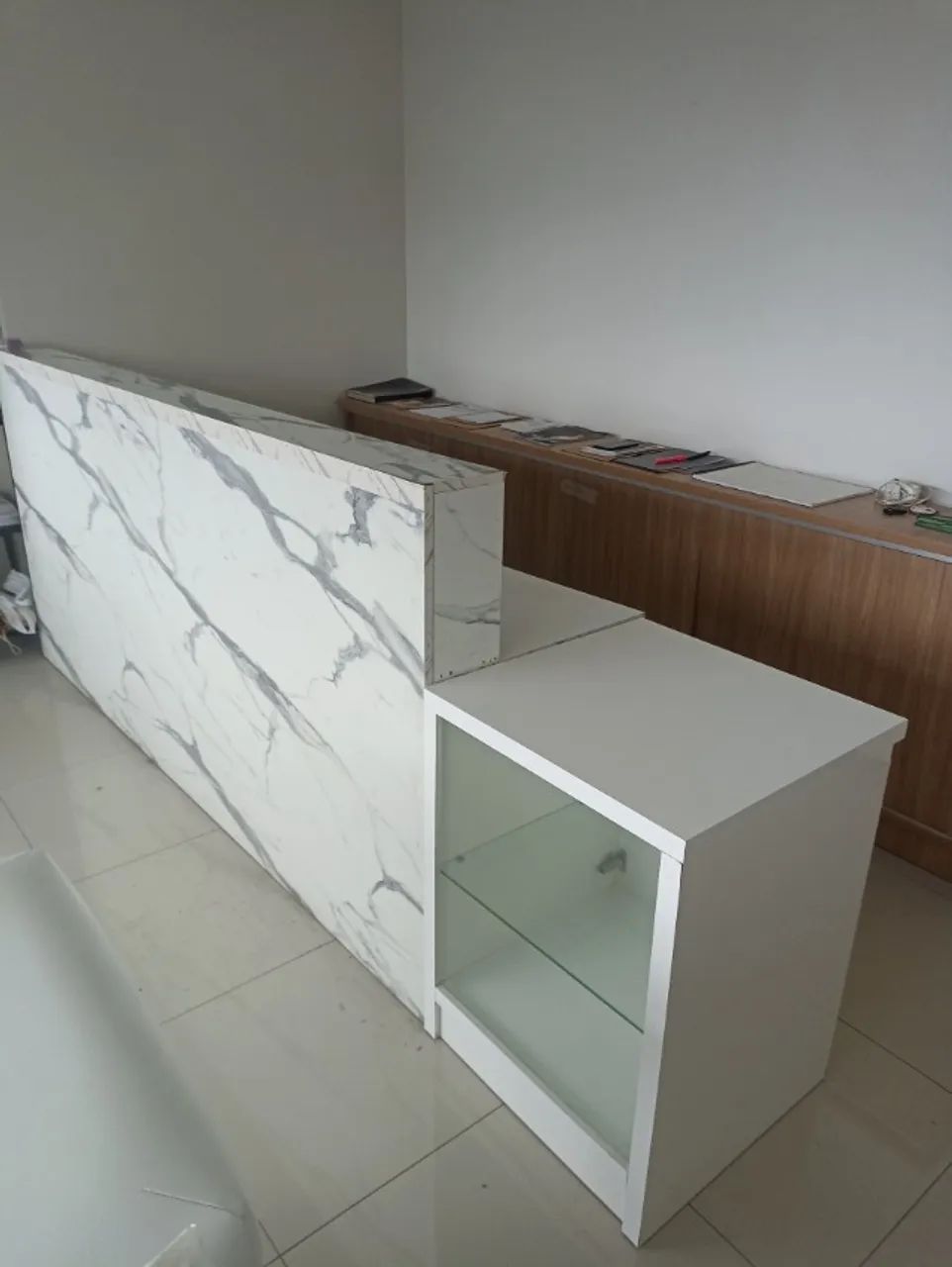 Recepção em MDF + Expositor com vidro  - Foto 2