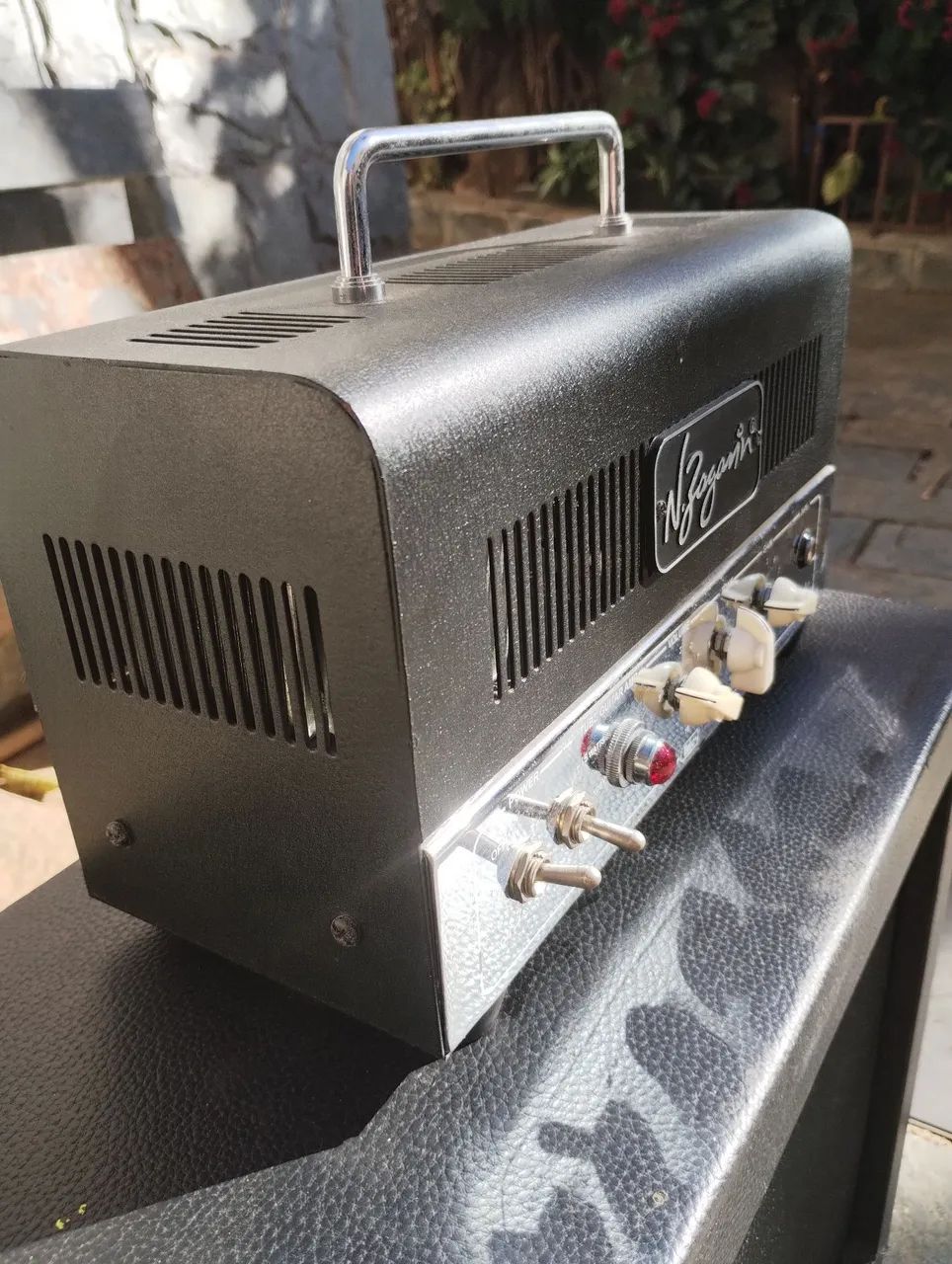 Amplificador N. Zaganin 15-8W para guitarra com caixa Eminence