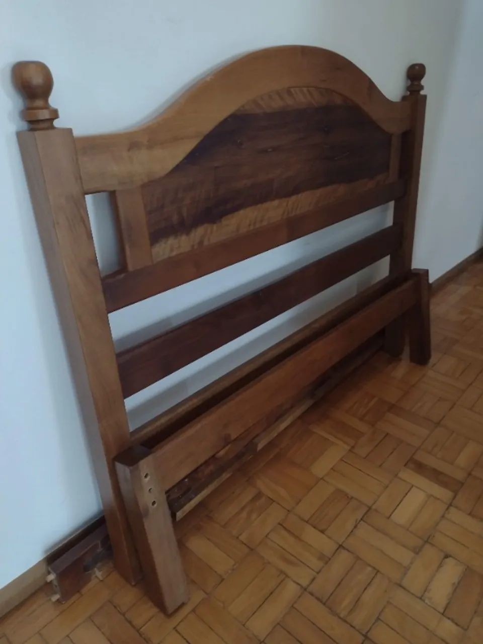 Cama em Embuia maciça, casal padrão, semi nova