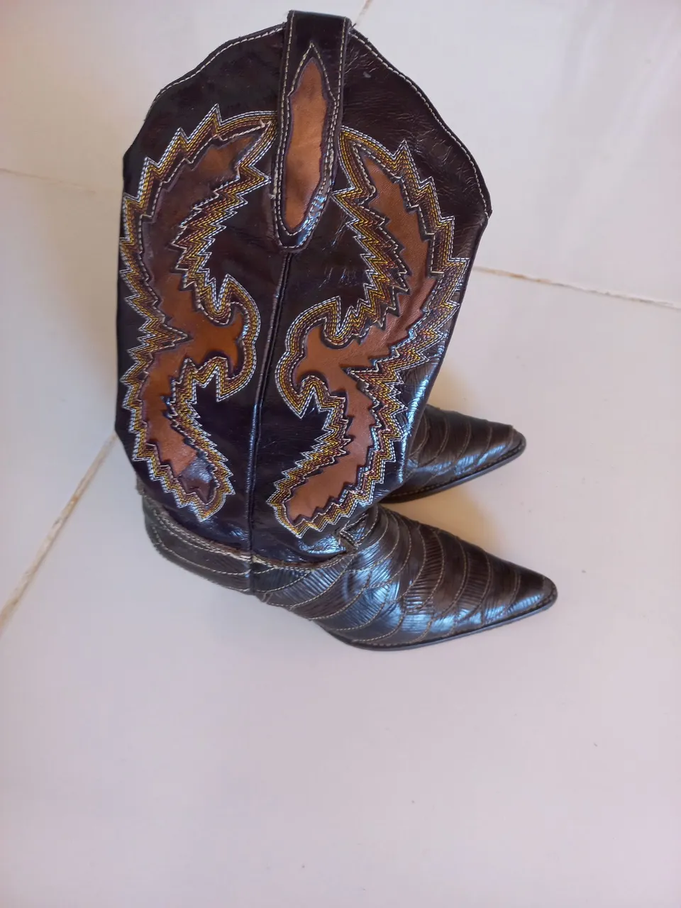 Bota Country Marrom com Detalhes Bordados