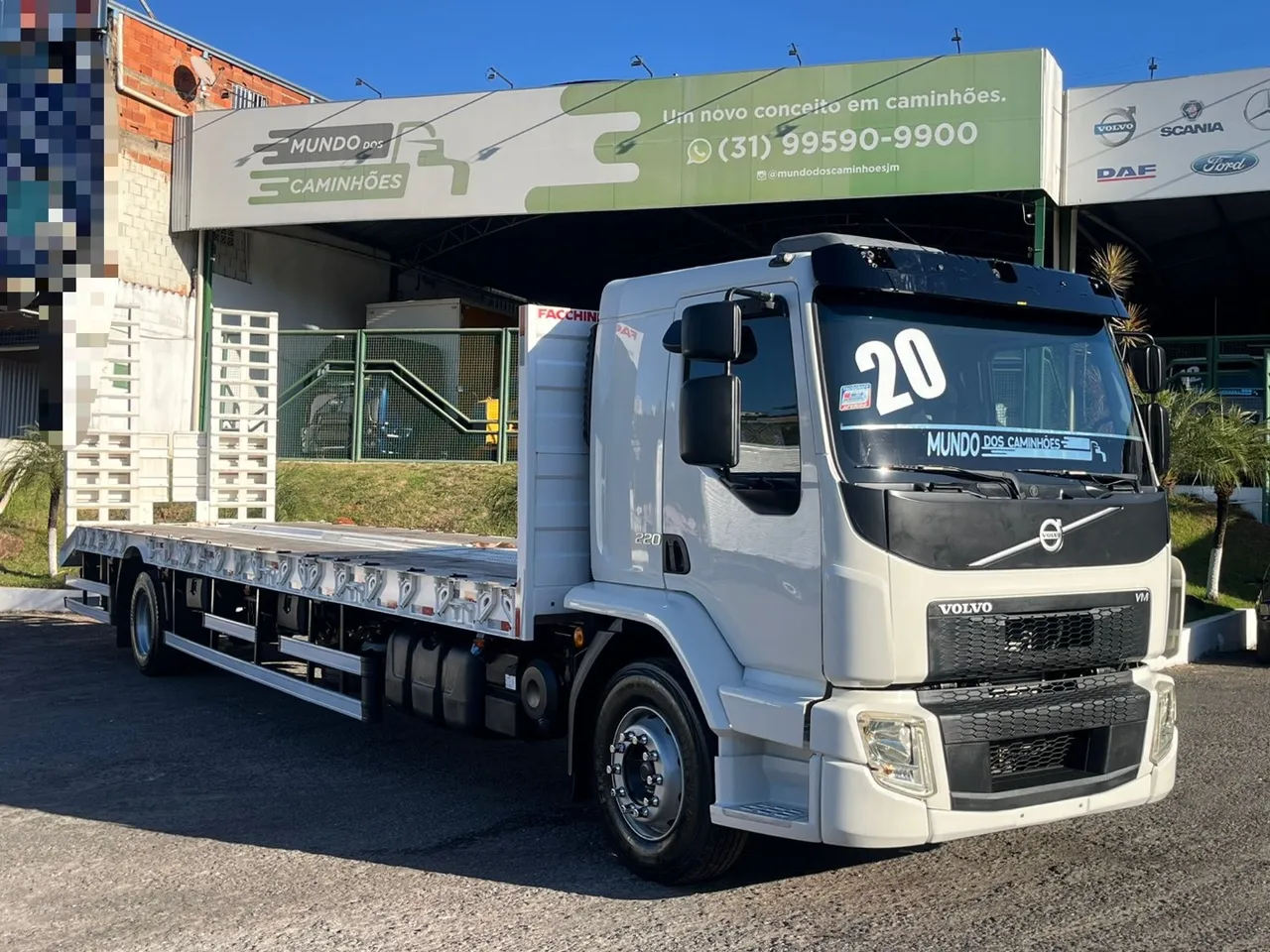 Caminhão Volvo VM 220 com prancha fixa de 10,5m