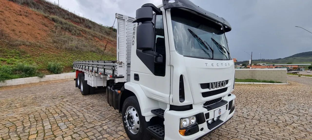 Caminhão Iveco Tector 240e25 6x2 ano 2010 - Foto 2