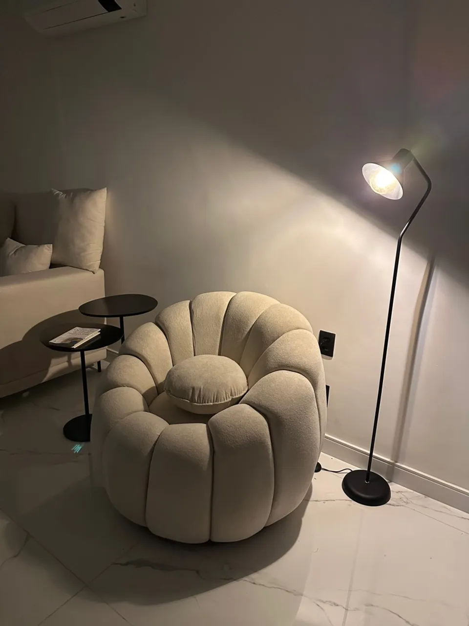 Poltrona Decorativa Confortável e Moderna
