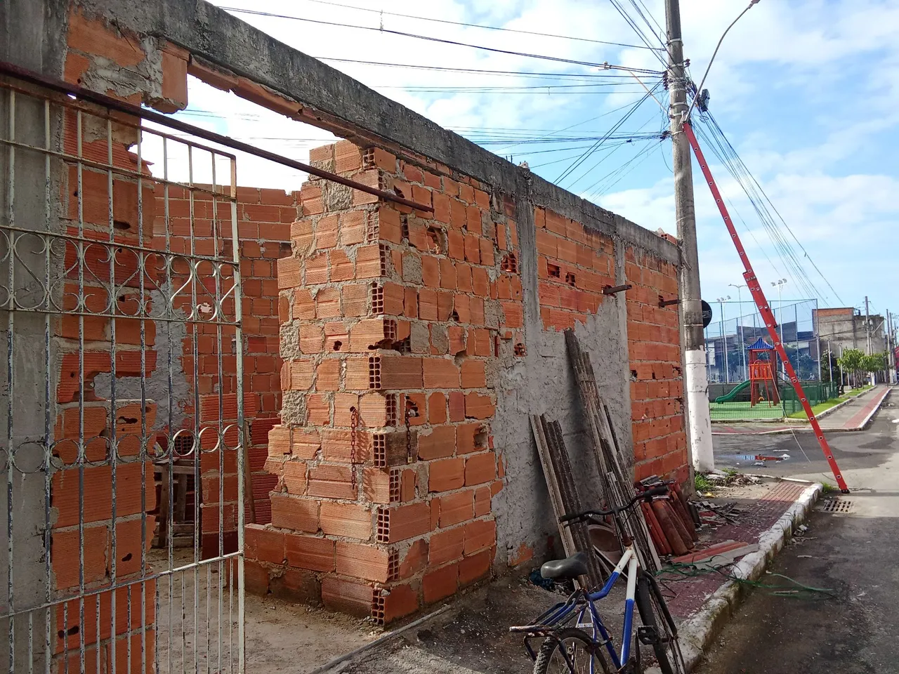 Vendo 1 terreno com dois cômodos iniciados