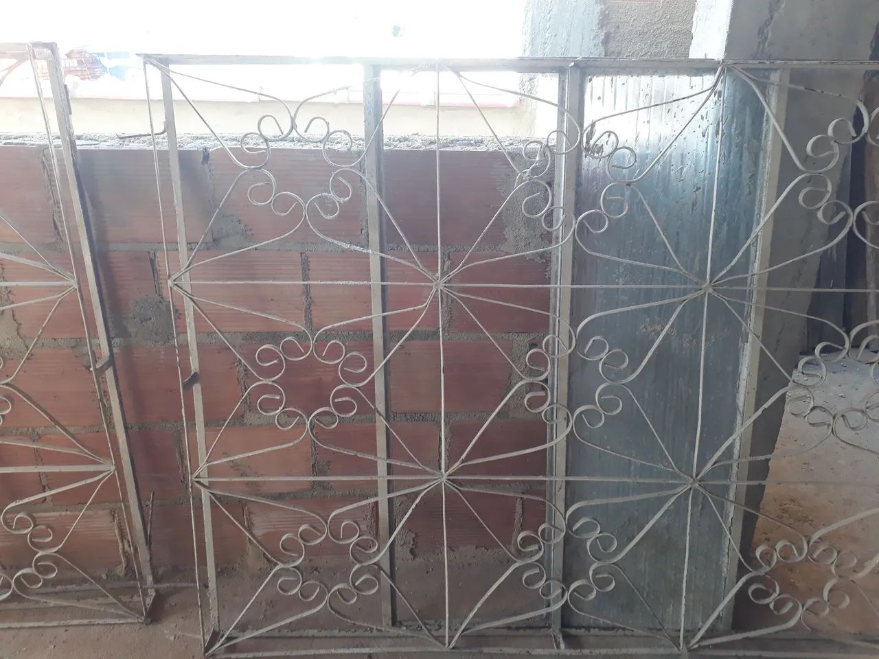  janela de ferro com grade junto na janela