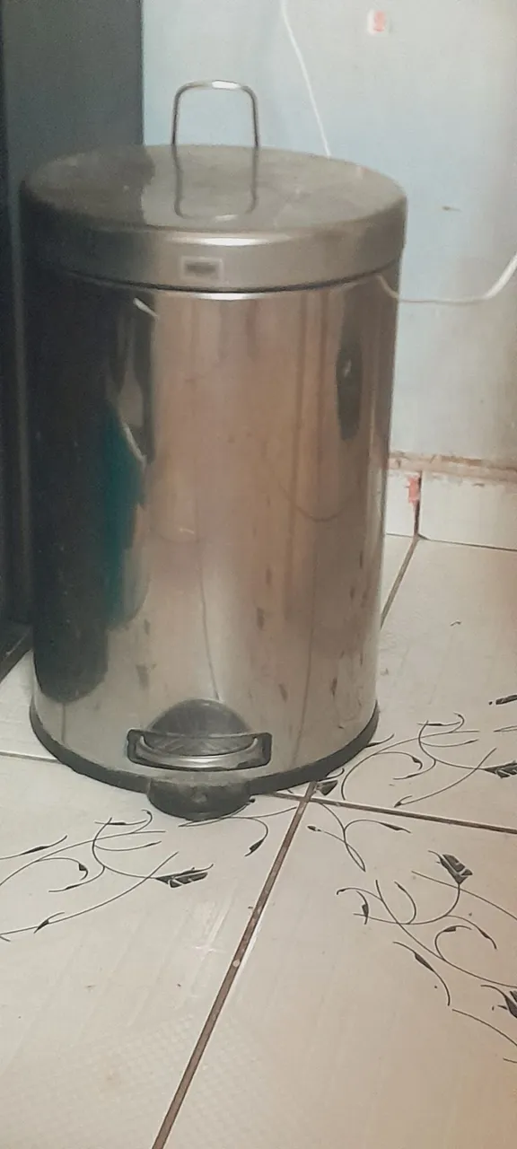 Lixeira de aço inox com pedal usada