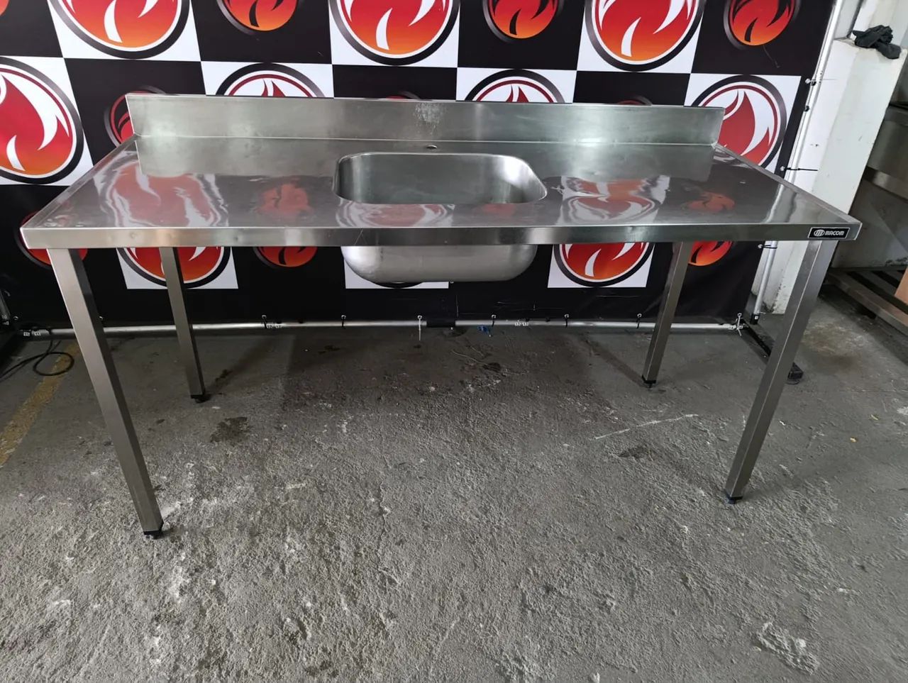 Pia 1 cuba central   com espelho  toda no aço inox 304 marca MACOM usada em