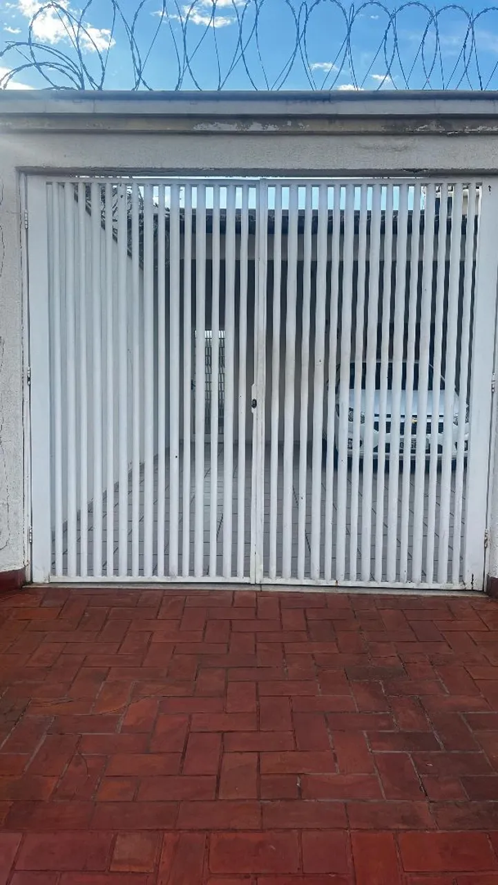Portão de Aço Vertical com Segurança Reforçada