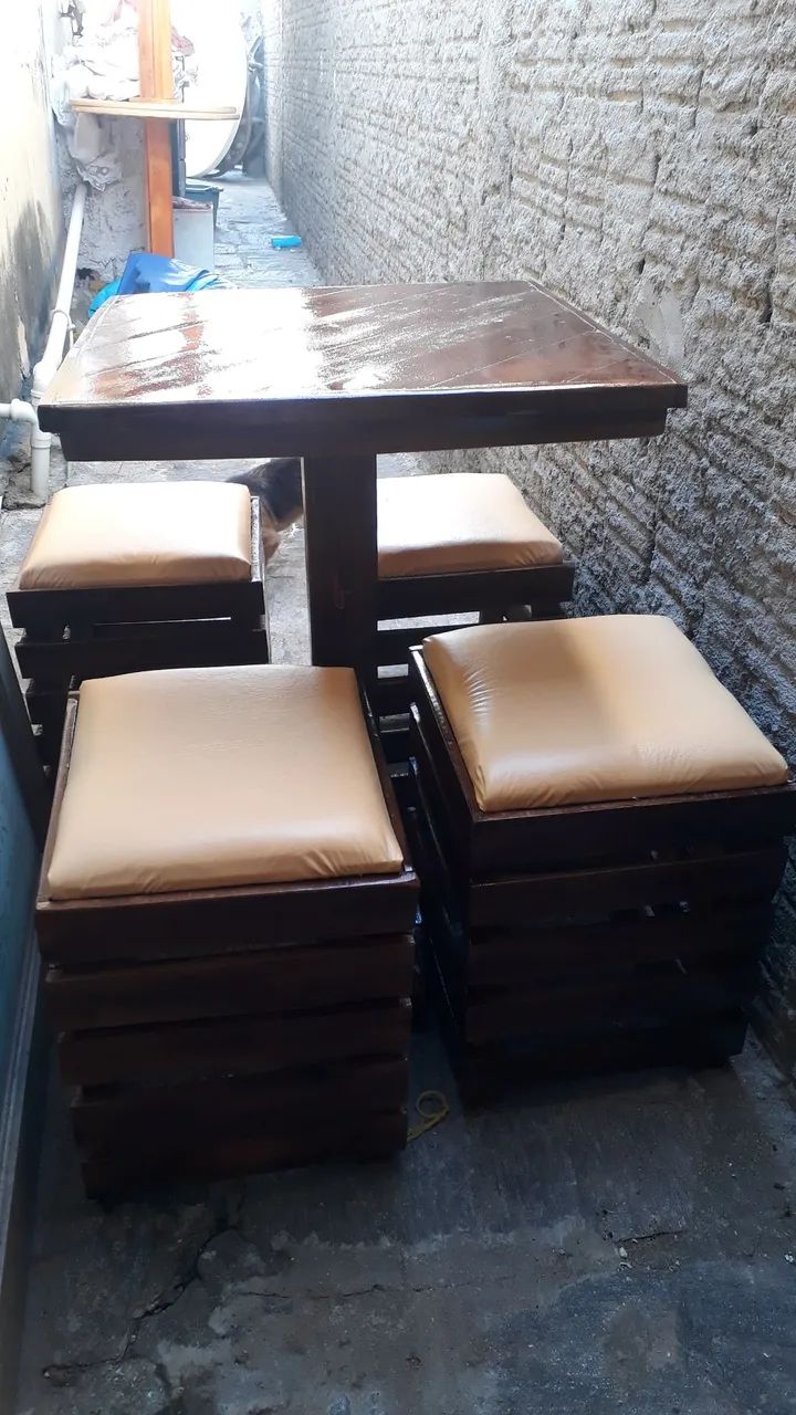 Mesa com 4 banquinhos