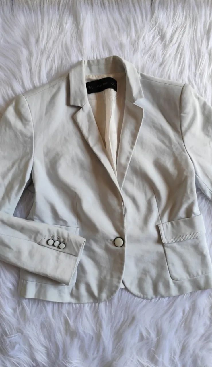 Blazer branco feminino zara estiloso com detalhes na manga - Foto 5