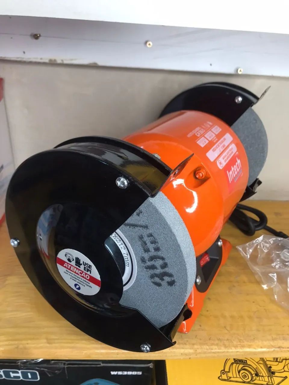 (Novo)  Moto Esmeril De Bancada 1/2 Hp Gr360 Intech Machine Bivolt 110v/220v - Foto 2