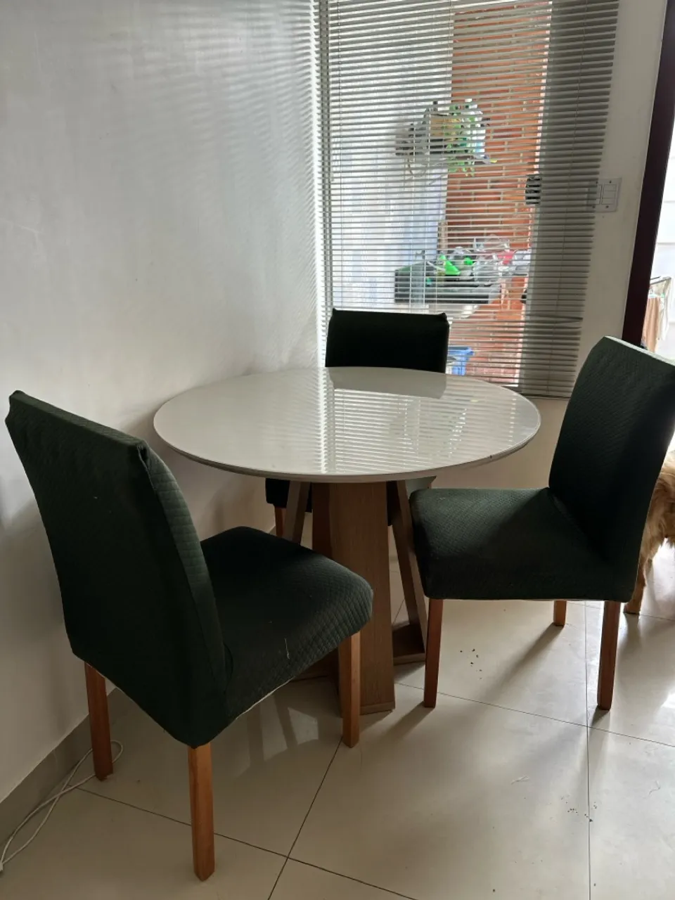Mesa de jantar redonda com 3 cadeiras