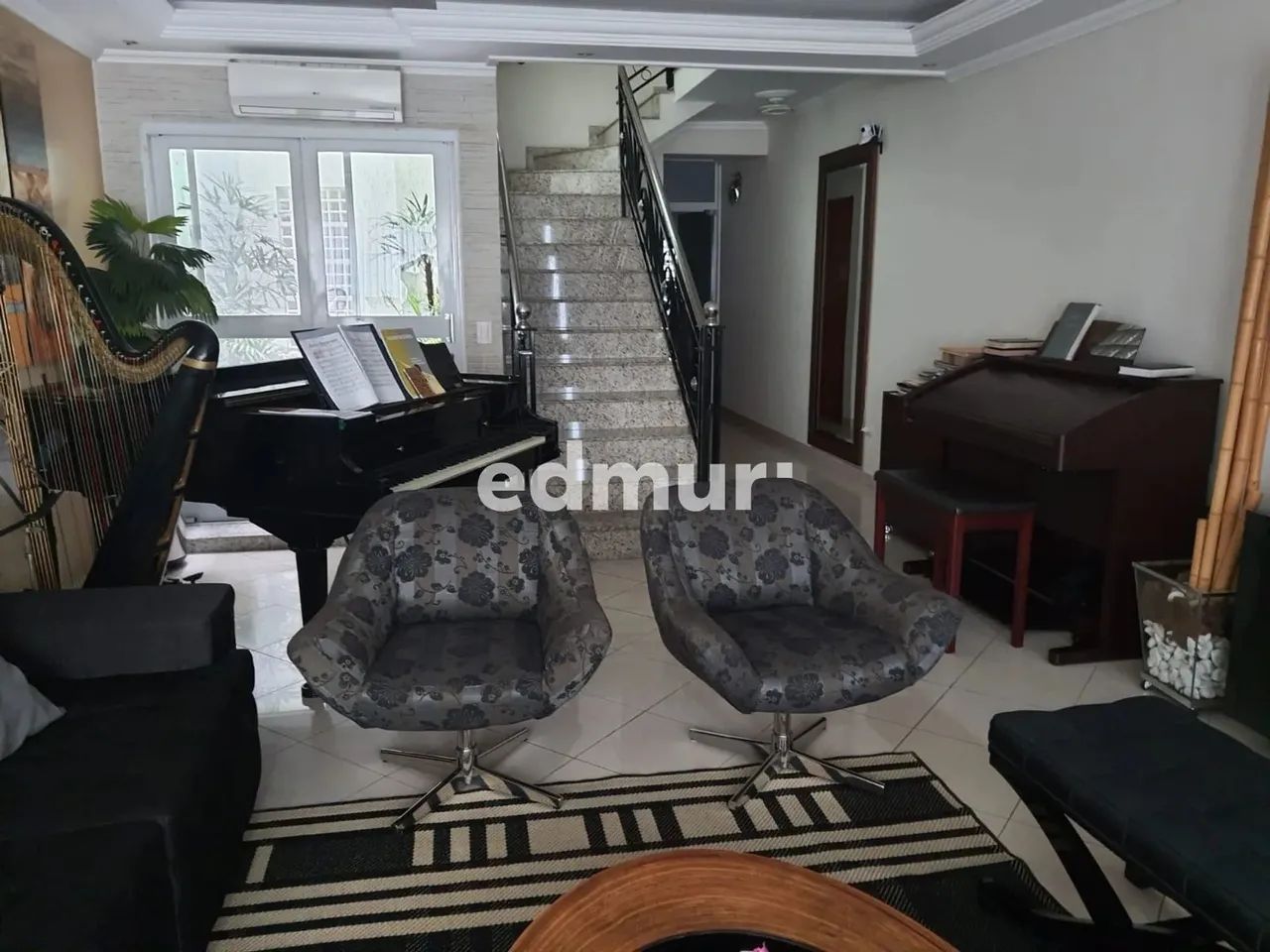 SOBRADO para VENDA com 320m² no bairro Parque Jaçatuba com 3 quartos e 5 vagas. Santo Andr