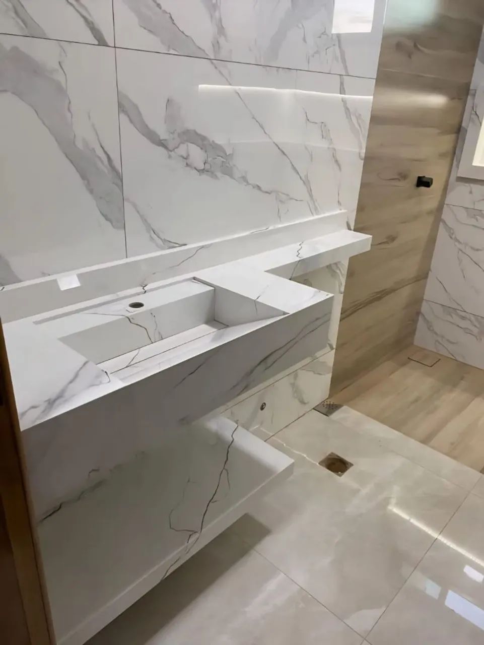 Pia porcelanato branco rajado com braço 