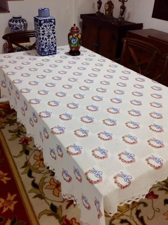 Linda Toalha de Mesa Bordada ponto cruz 