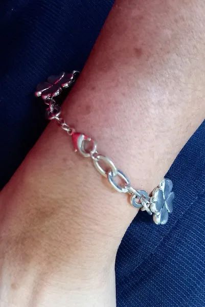 Pulseira de Prata Polida com Balangandãs (Trevos e Flores) - Foto 2
