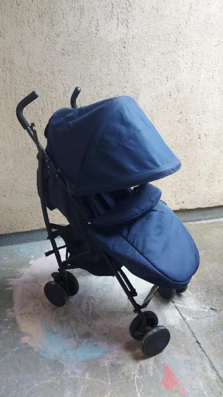 Carrinho de Bebê Guarda Chuva 15kg com Capa de Frio e Capa de Chuva Marca Cuggl