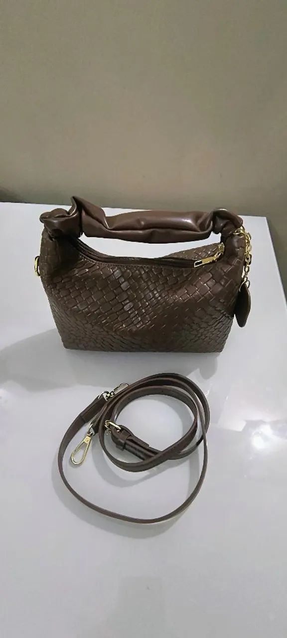 Vende-se Bolsa pequena de mão e ombro cor marrom 