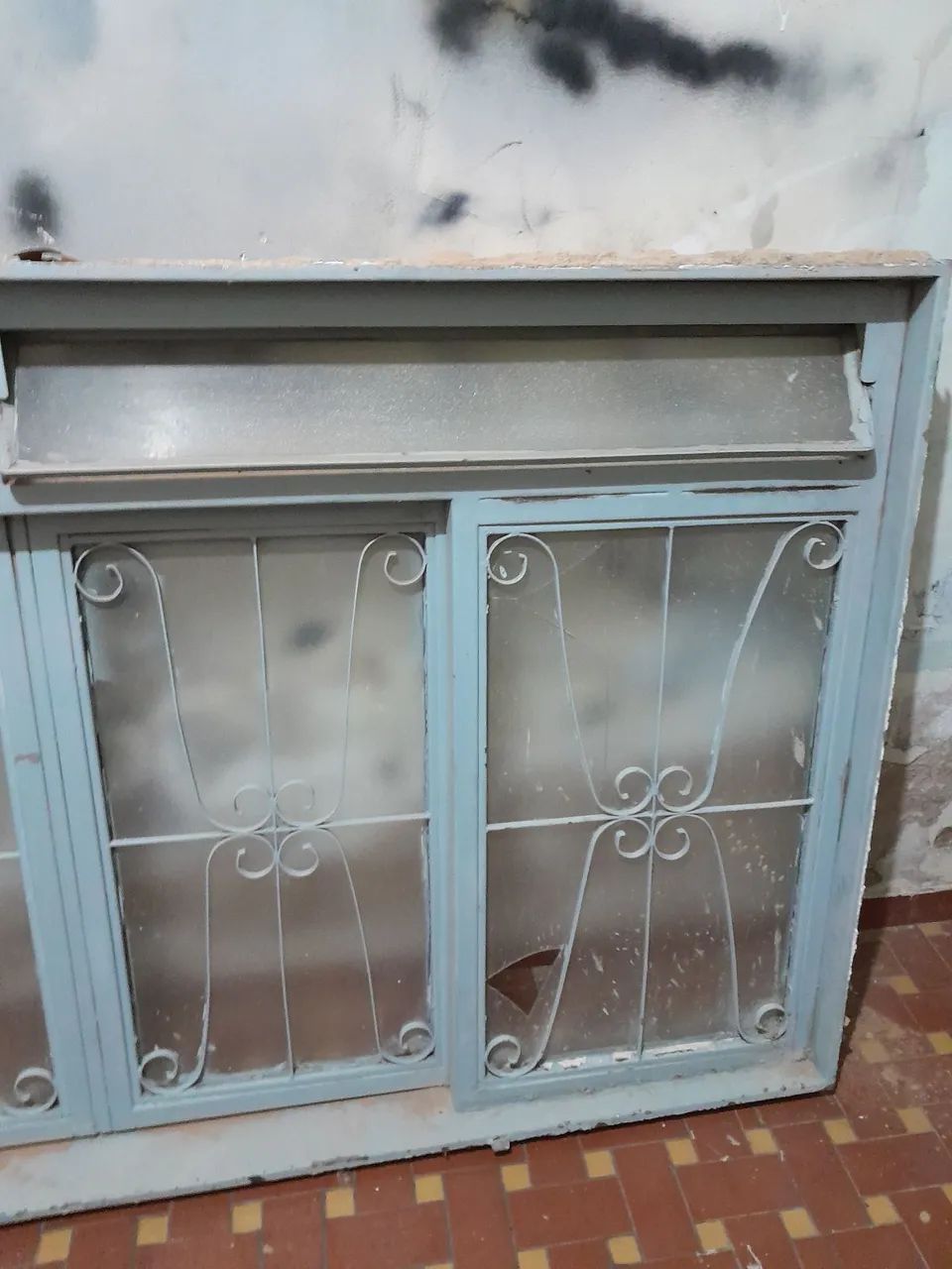 Janela de Ferro com Vidro e Grade 2 mt X 1,10mt. - Foto 3