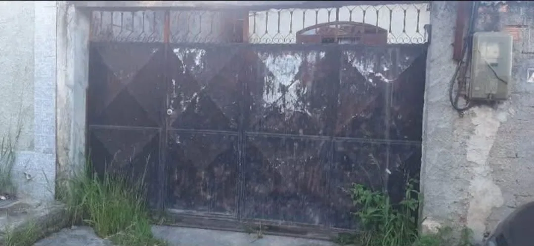 Portão de ferro de garagem com portal social embutido