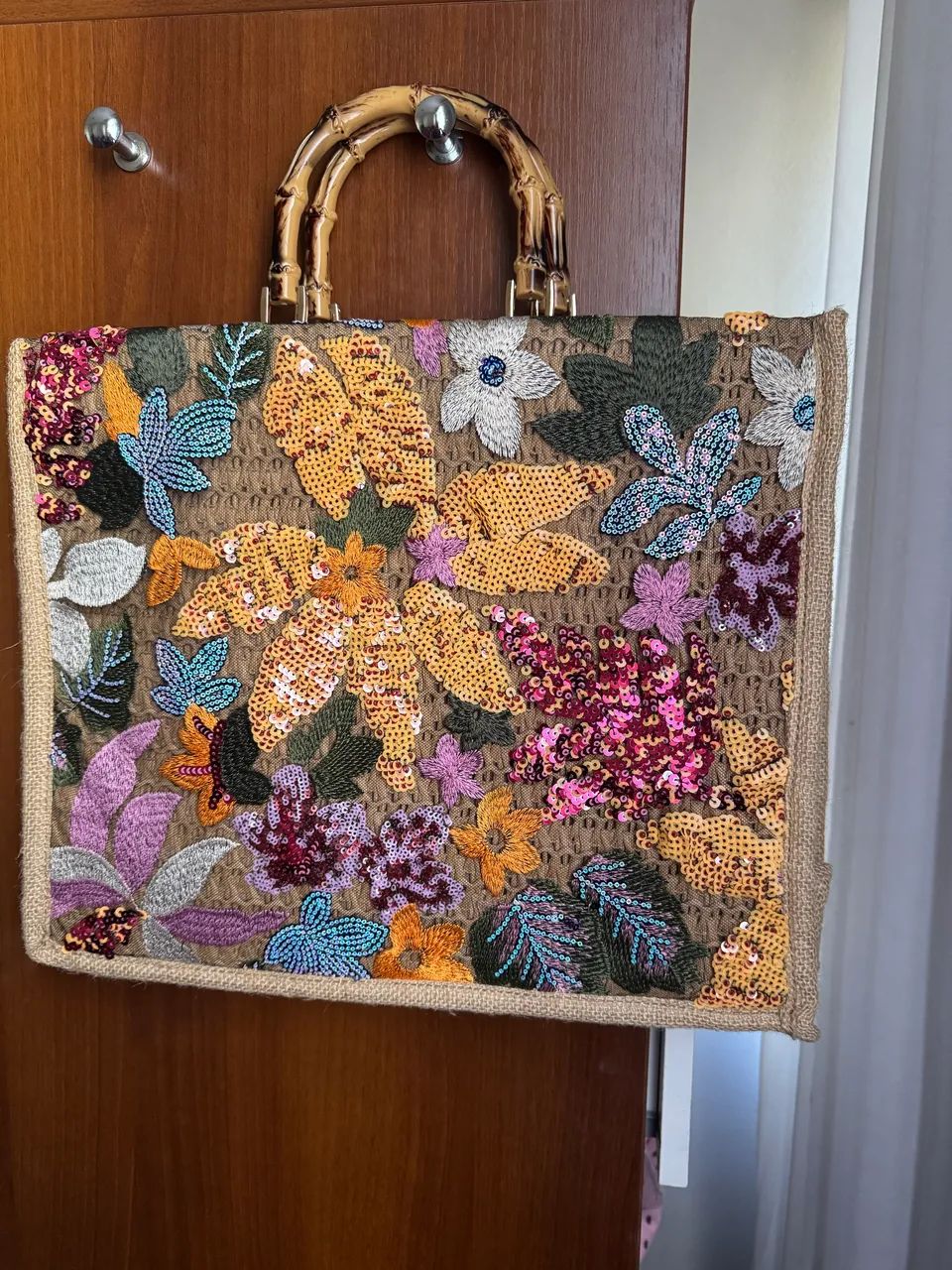 Bolsa bordada com alças de madeira - Foto 2