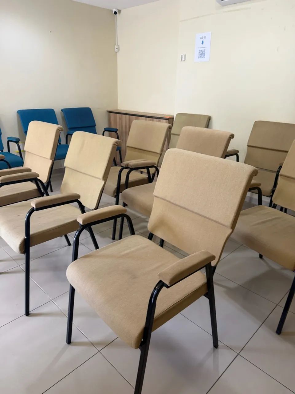 Cadeiras alcochoadas seminovas 