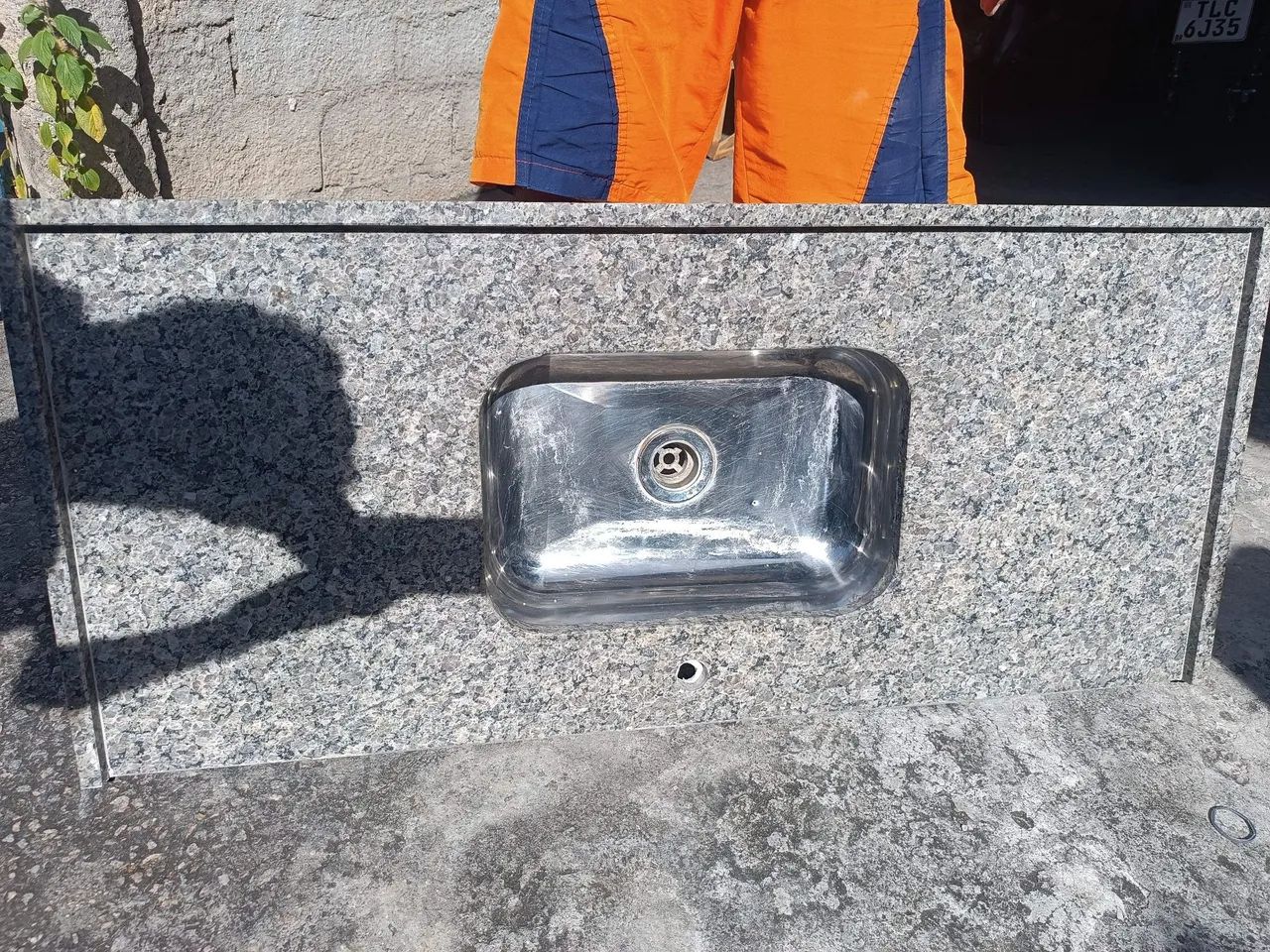 Pia de granito com cuba e torneira 