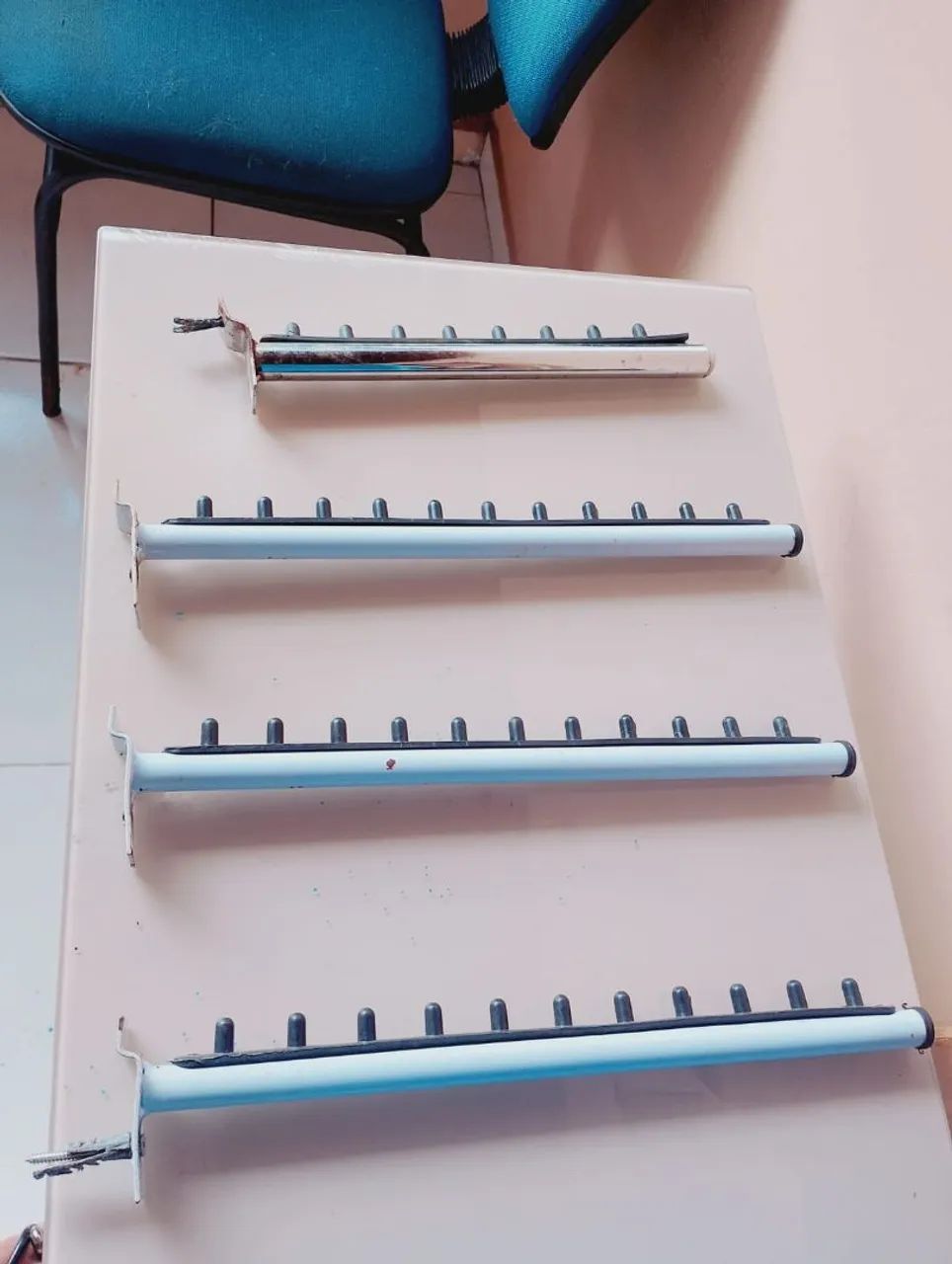 Arara de parede e cabides 
