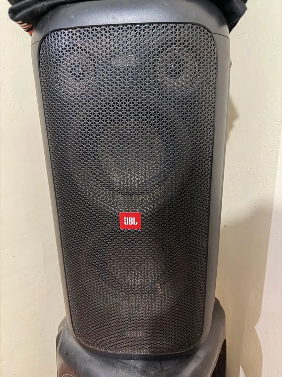 Vendo caixa de Som JBL Com Defeito  400R$
