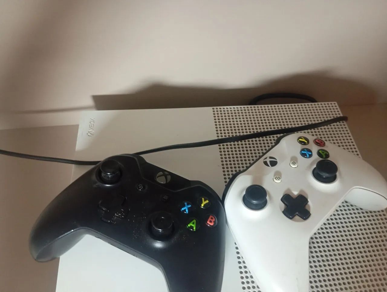 Xbox one s, em perfeito estado, com 2 controles. - Foto 2
