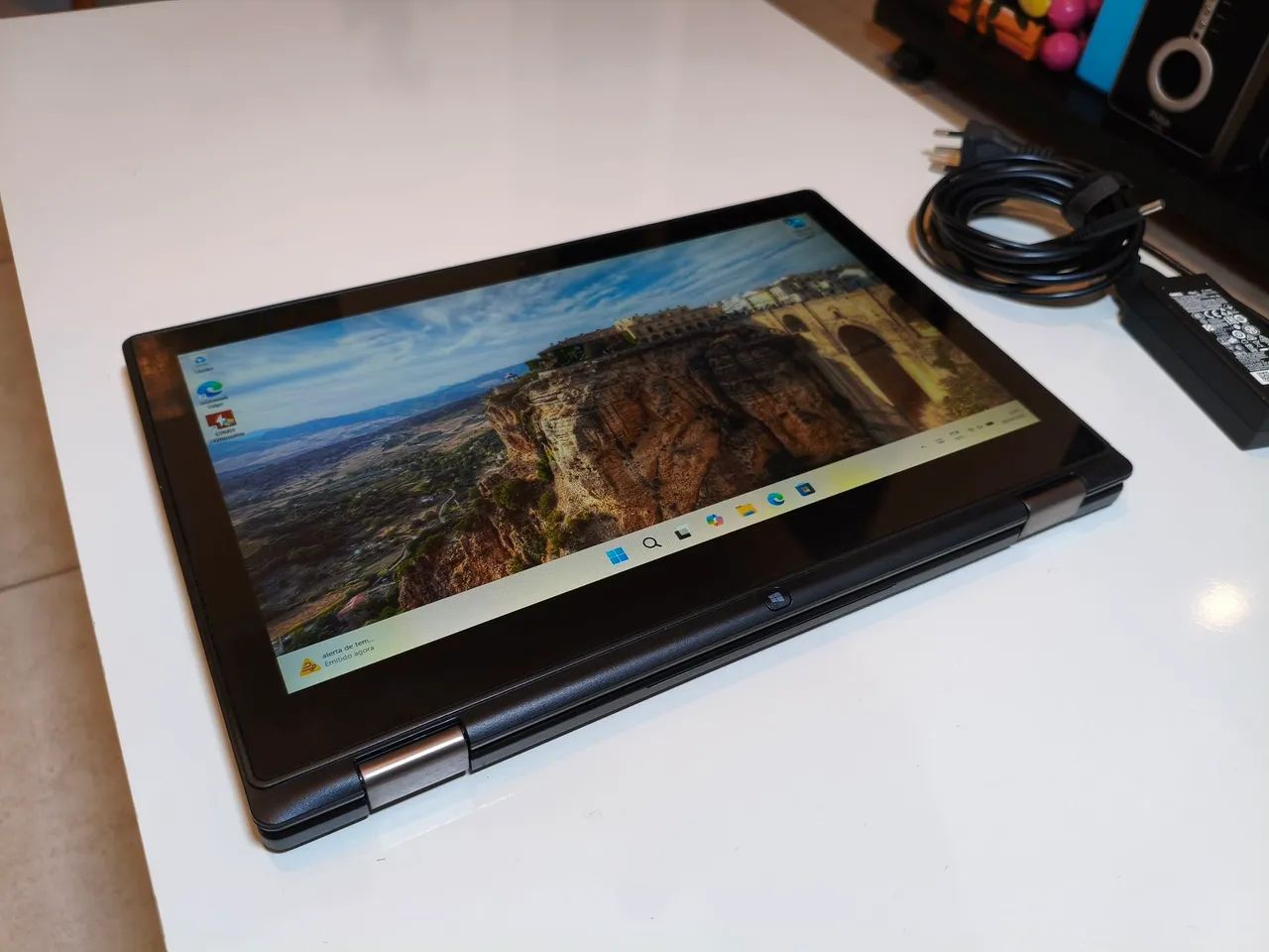 Dell Windows 2in1 ノートPC i5 8GB SSD256GB Notebook Dell 2 em 1 Intel i5 6gen, 8GB RAM, SSD 256 GB, Tela de
