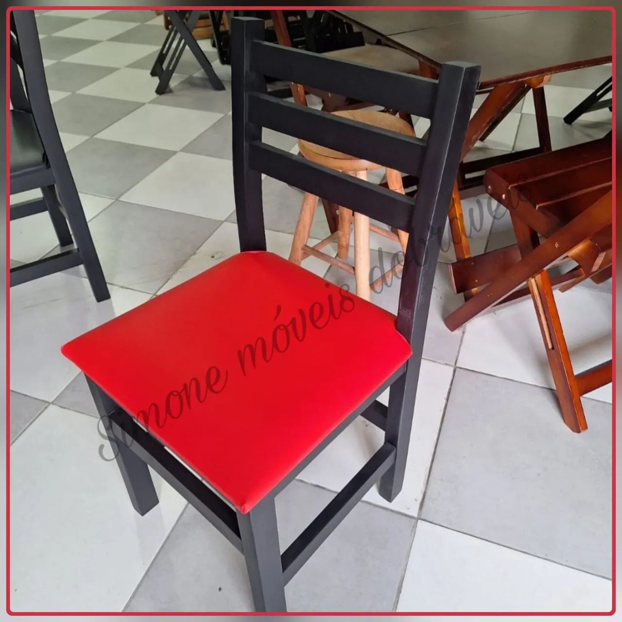 Cadeira com estofado preto ou vermelho  - Foto 3