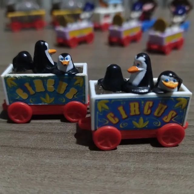 Kit brinquedos Kinder Ovo trem Madagascar - Foto 4