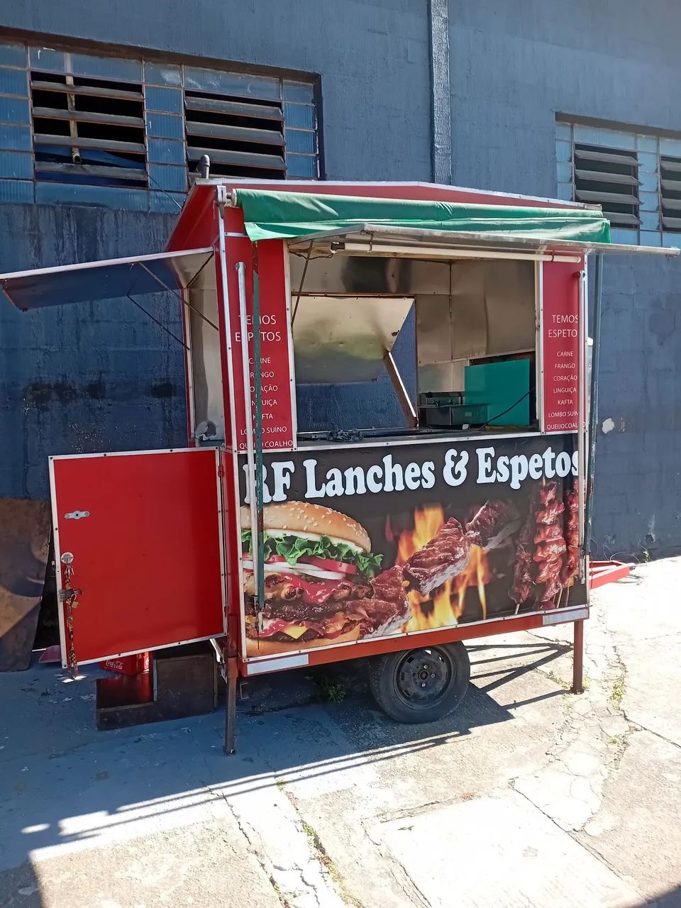 Trailer de espetos e lanches 