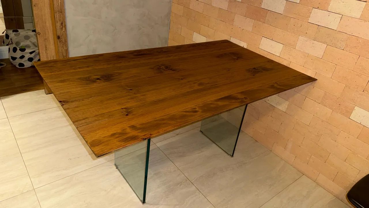Mesa de jantar de madeira rústica com pés de vidro - Foto 3