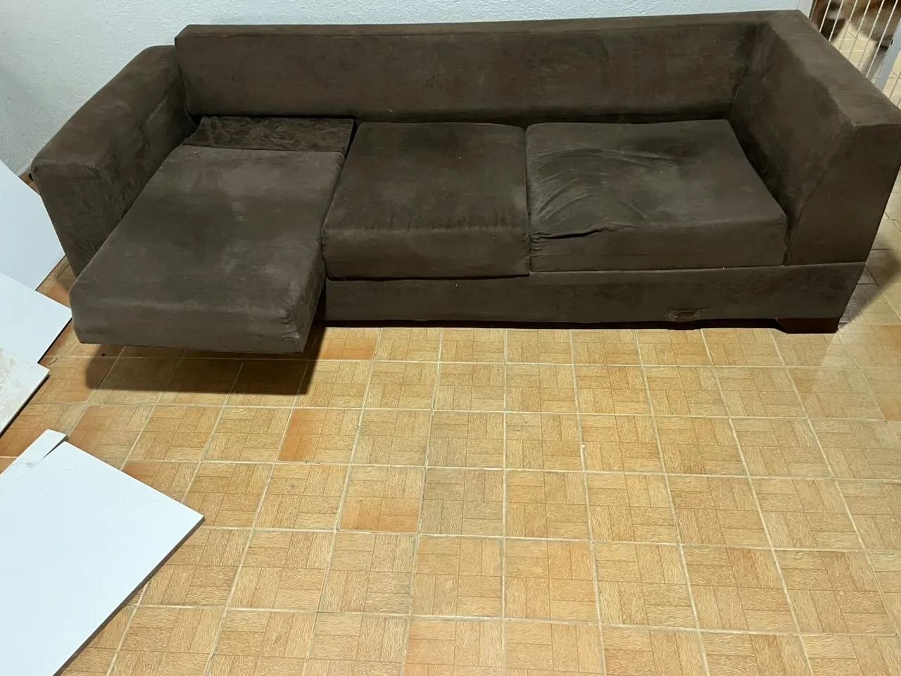 SOFÁ 3 LUGARES COM CHAISE MARROM 65704309184897122