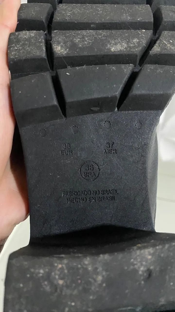 Bota Chelsea Tratorada com acabamento em couro e cano de elástico estilo knit. - Foto 2