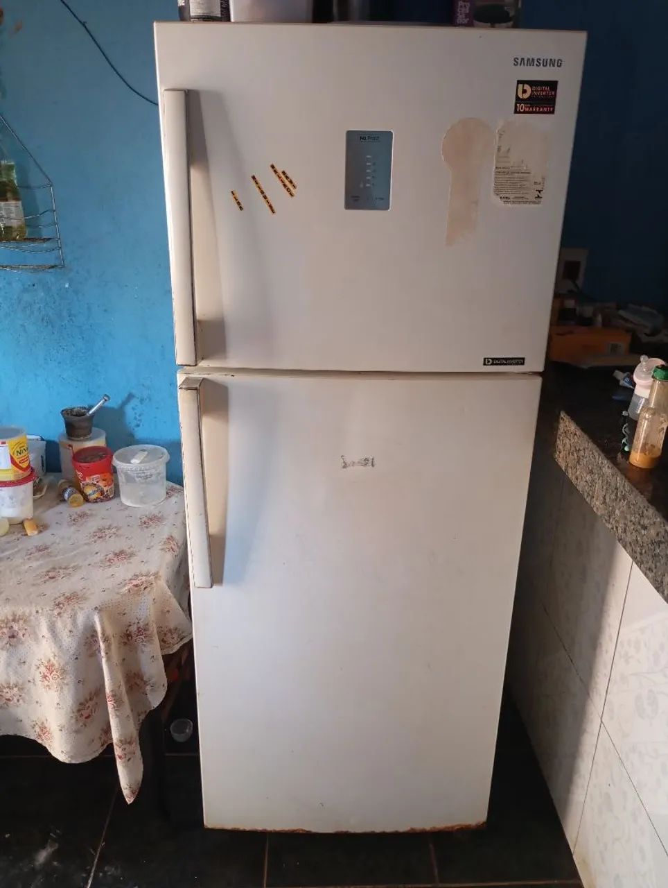 Geladeira Samsung com defeito, ideal para conserto ou aproveitamento de peças.