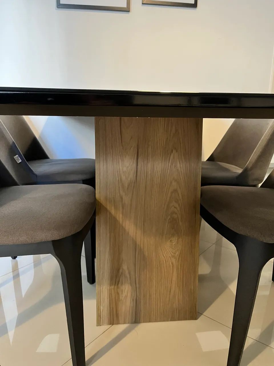 Mesa com tampo de vidro preto e 4 cadeiras - Foto 2
