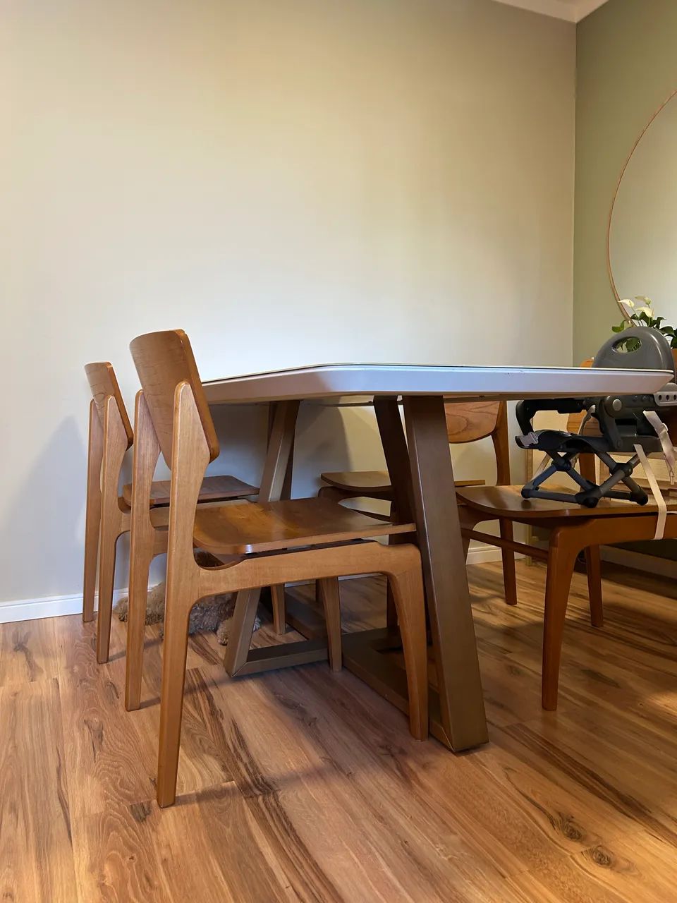 Mesa com base de madeira e tampo de Laca