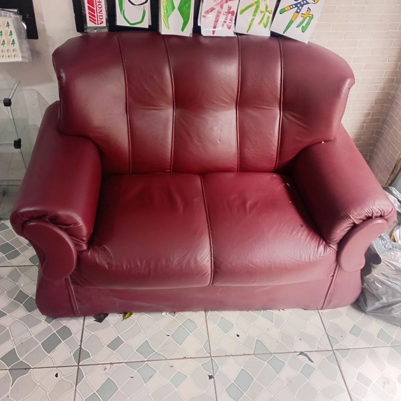 Sofá em couro vermelho vinho em ótimo estado 