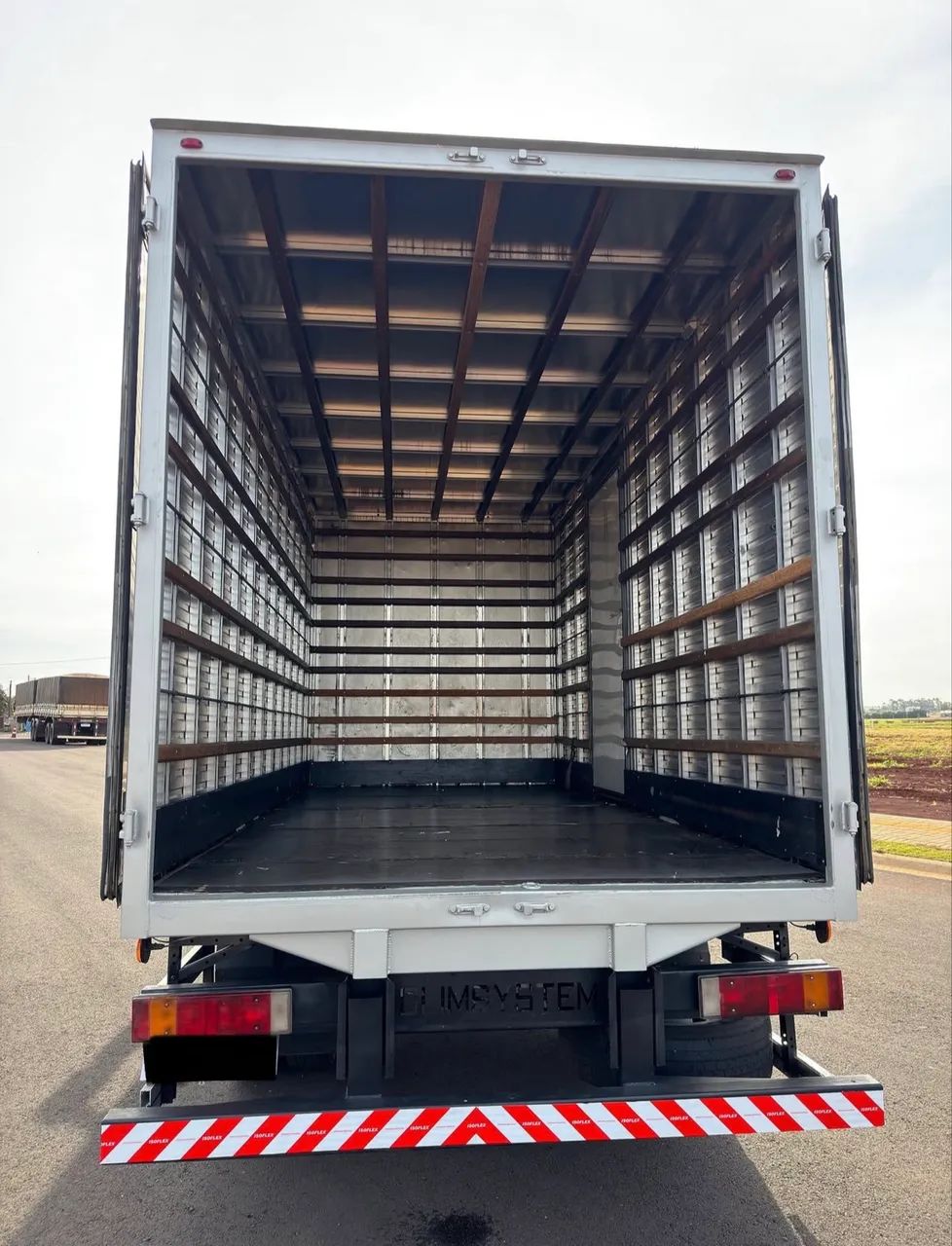 IVECO  9-190 Tector Baú  - Foto 5